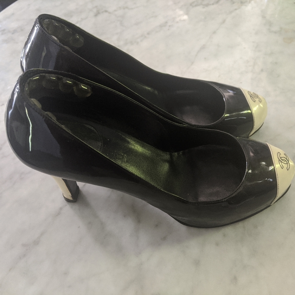 Unique Chanel two tone pumps